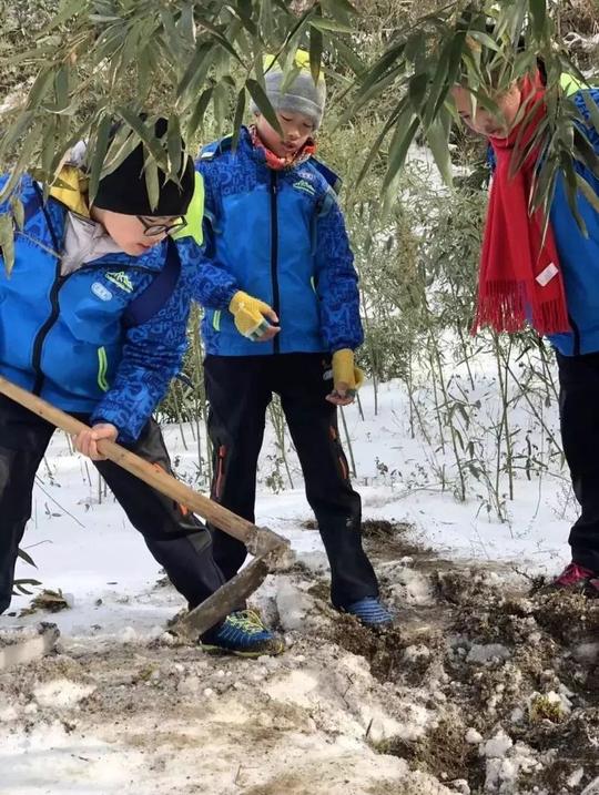 在雪地搭建户外帐篷,晚上雪地露营体验冰雪童话世界