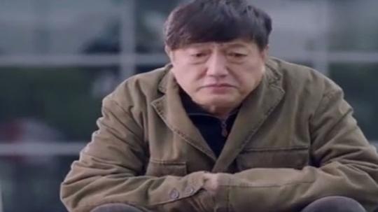 视频:雷佳音让父亲和女儿捡垃圾父亲老泪纵横