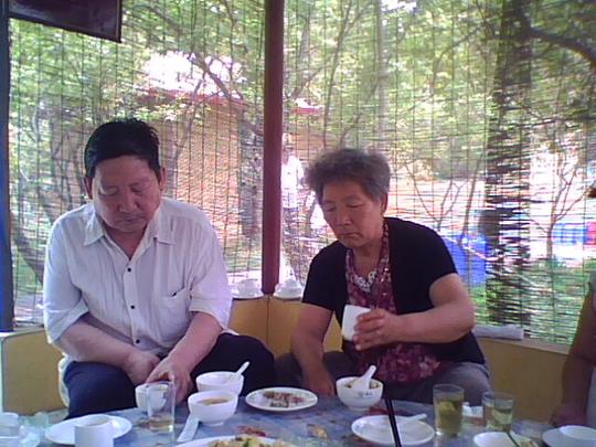 妈喂爸爸吃饭,弟弟为爸妈添水,多么动人的温馨时刻