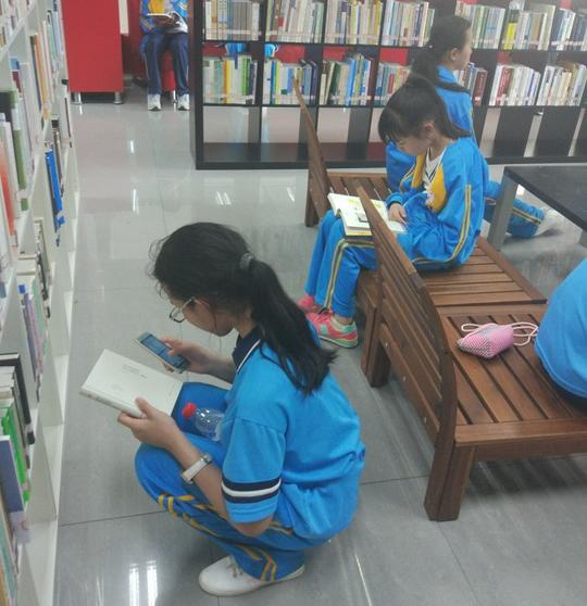 当天下午,师生赴重庆大学图书馆,四川美术学院罗中立美术馆和创业园
