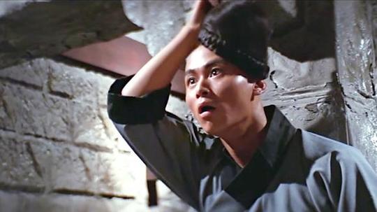 视频:小伙偷闯少林三十六房，正要走偏门，没想到走错一步就完蛋