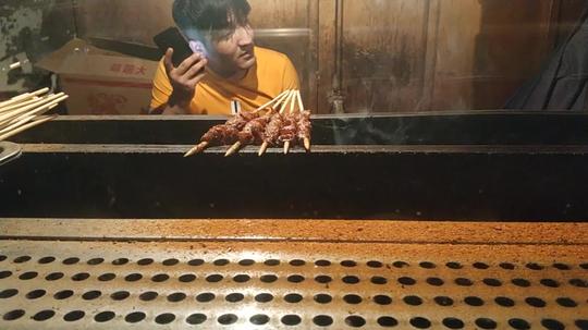 街边新疆人开的新疆羊肉串到底正宗不正宗，吃完非常满足肉嫩爽口