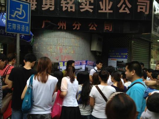 温州江南皮革厂倒闭huanshi短款火烧钱包地摊创业项目