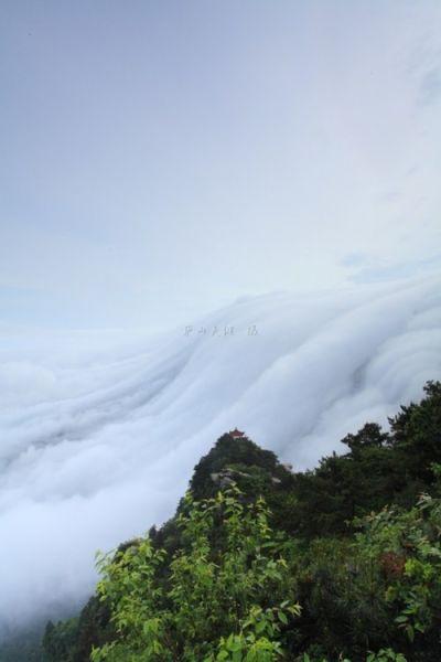 瀑布云via庐山吴建
