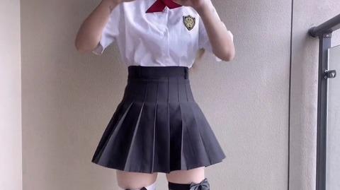 jk制服舞蹈变装，丝袜大长腿，美得冒泡，真奈斯