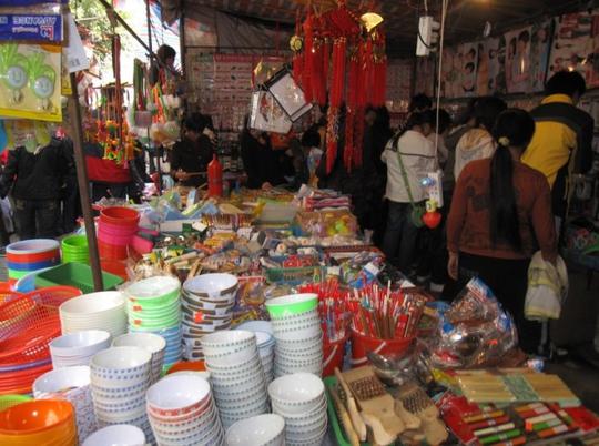 想起以前学校对面类似风靡一时的两元小店,现在生意已不太景气了.