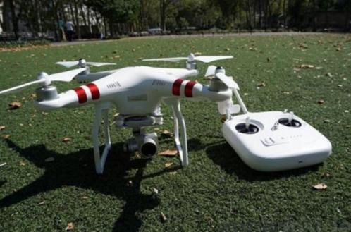 dji大疆目前一共推出了三款phantom3系列航拍飞行器以性能定位作为区分从standardadvanceprofessional价格性能依次提升在4k视频的支持上只有较为高阶的professional但是较高的门槛也让不少航拍爱好者直呼肉疼