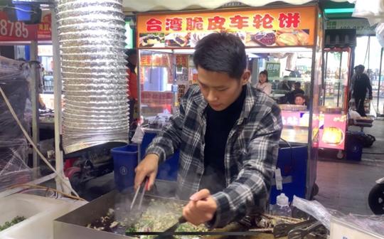 第一次摆摊卖鲅鱼卷煎饼，没想到生意太好鱼都不够卖的