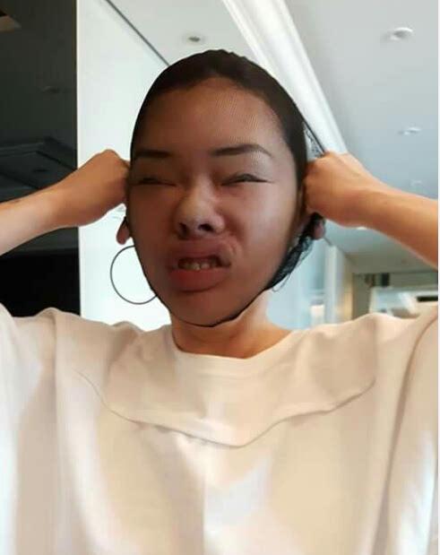 实力搞笑!小s拿黑丝恶搞女儿还嫌老公头大塞不进去
