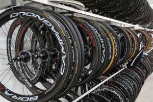 山地自行车的辐条轮、三刀轮和十刀轮是什么意思?该如何选择?