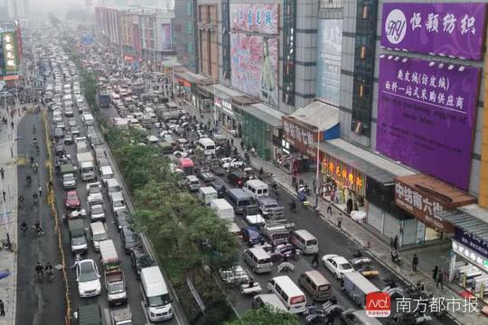 实拍严重堵车,生意火爆的中大布匹市场也要"撤"