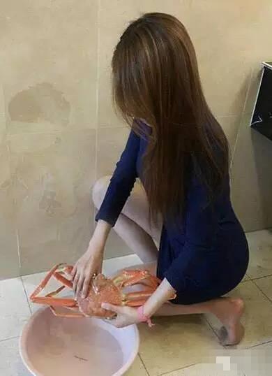 搞笑幽默爆笑gif图:妹子,你上错男厕所了还这么淡定