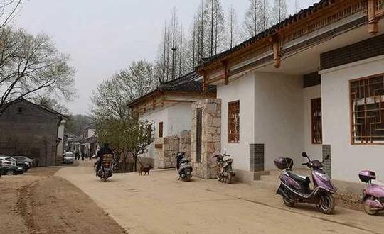 农民打工一天挣几百块，收入越来越多，为啥还是没钱花?
