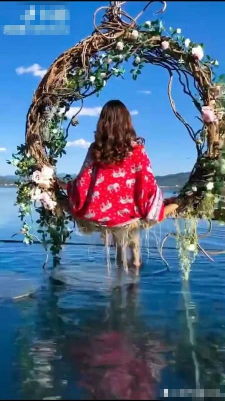 网红景点拉市海,美女水上荡秋千,网友:有钱拍抖音没钱