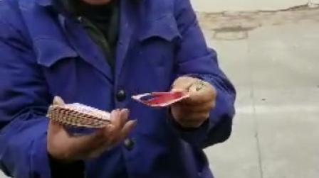 这么多毛爷爷不是亮点，亮点是这个人的表情
