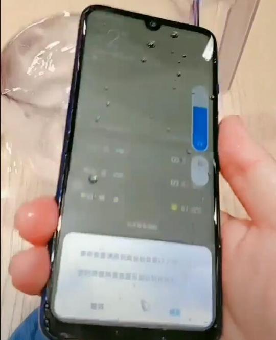 厉害了小金刚红米note7!网友们纷纷开启各种虐待手机