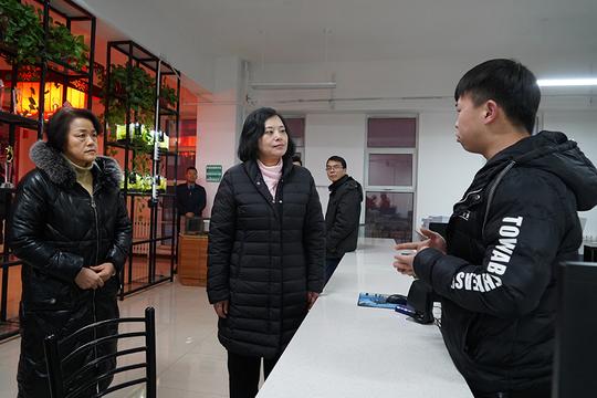 随后,张敬平一行参观了中心展览大厅,观摩了沙盘模拟,创业测评培训