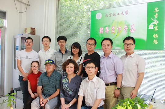 并分享了北京邮电大学鼓励大学生创业的工作成果;他指出辅导员自身要