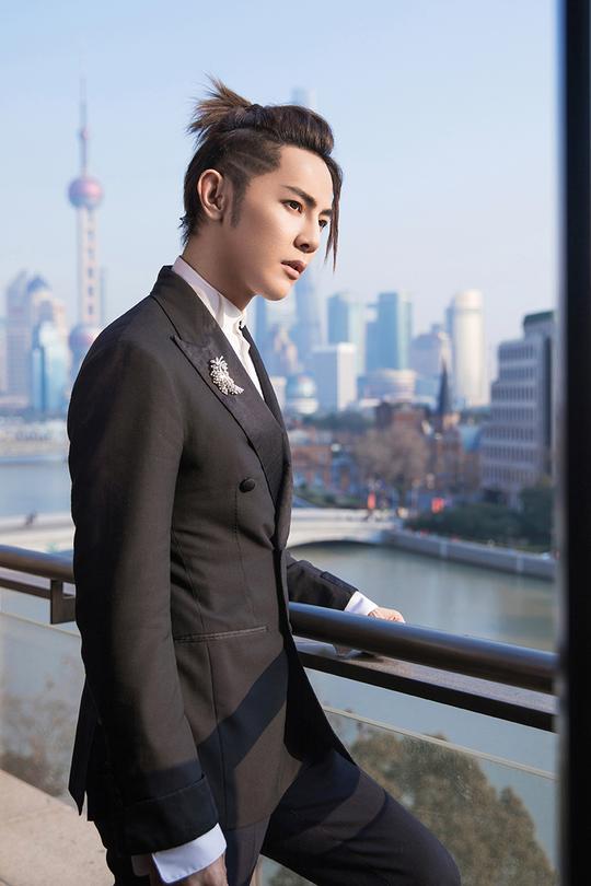 定制男友汪东城亮相活动绅士风格尽显时髦本色