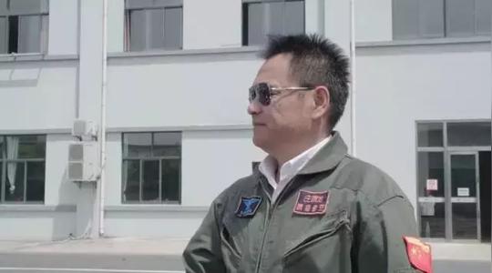 修车工创业成商业大佬,砸钱开航空公司,每天开飞机带