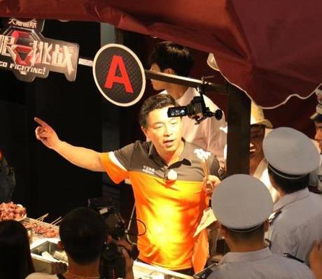 黄渤张艺兴卖烧烤路边摆摊生意火爆