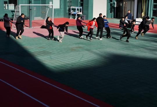 在河南省洛阳市栾川县特殊教育学校操场内，参与冰雪项目的学生进行体能训练(11月18日摄)。新华社记者李安摄