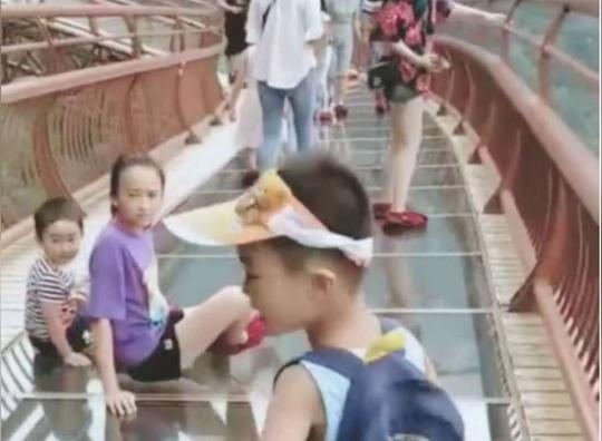 抖音一小男孩走玻璃桥对害怕的叔叔说直走就行叔叔你羞辱俺