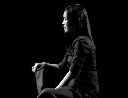 【图】那英歌曲默歌词欣赏演绎岁月沉寂后的孤单落寞