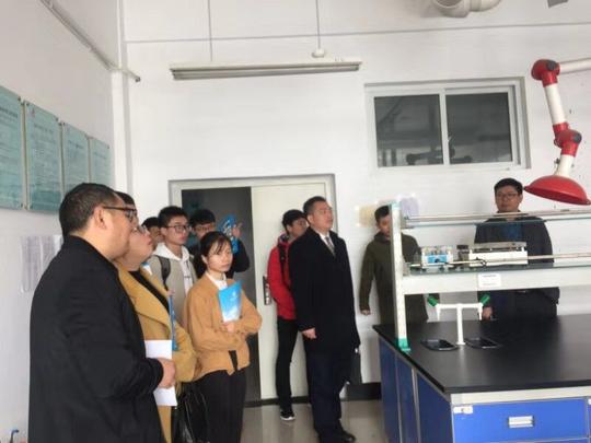 校内生产实训车间和我校大学生创新创业园.