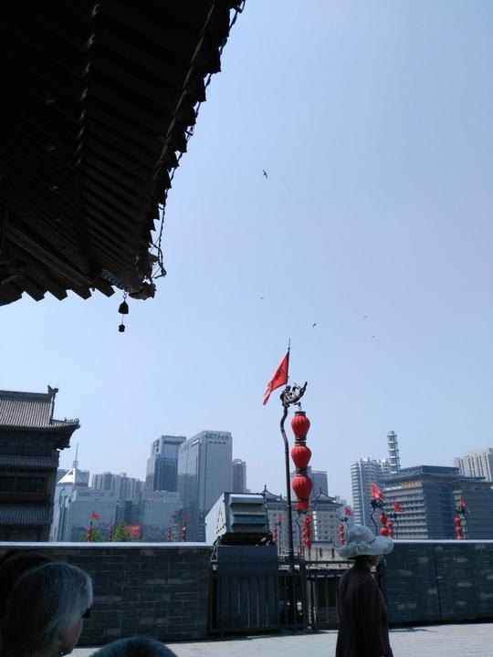 城楼屋檐下悬吊的风铃随风摆动,似乎传来了远古的呼唤声
