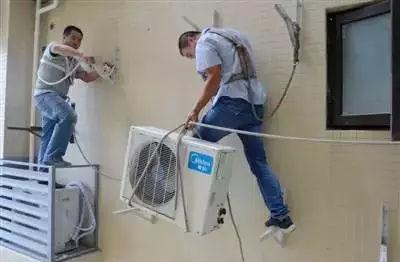 安装的旺季,空调师傅工作也十分繁忙,为了养家糊口连轴工作,然而高空