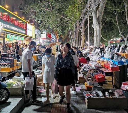 郑州最大的地摊夜市,烟火气好浓,美女边直播边摆摊