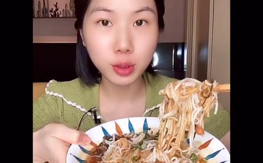 快手高质量吃播(嘉玲妹儿)吃4个班戟豆乳盒子海南腌粉0626食音声控