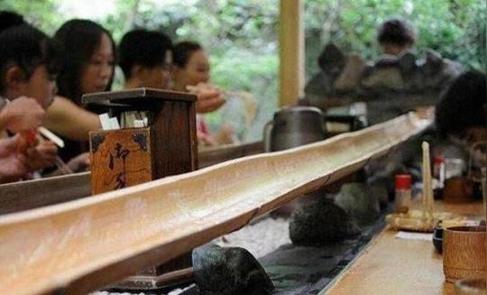 大妈卖“趣味面条”,生意异常火爆,可很多顾客却吃不到嘴里!!