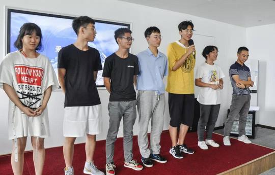 大学生创业团队成员姜润慧引导同学们进行随机分组,通过一系列破冰