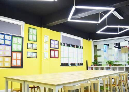 加盟新艺代少儿美术教育如何市场好知名度高