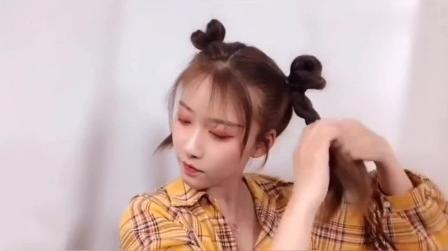 “爱心”双丸子头，扎起来简单，看起来好看，至少年轻10岁