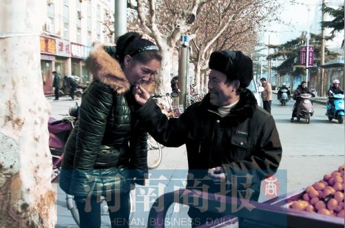 生意不忙,老魏笑着剥橘子给双手残疾的妻子吃-他们笑了是这个冬天