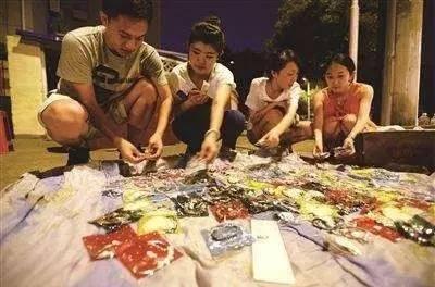 摆摊族上班太累没自由,大生意没资本于是街头出了这么一群人:摆摊族