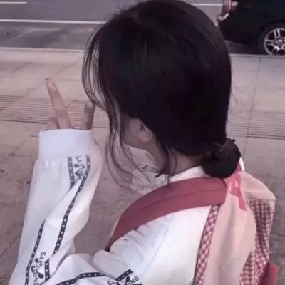 奶七：听说拍照喜欢挡住脸的女孩纸，最专一,女生