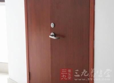 大门的颜色与尺寸