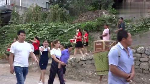 贵州大山小伙赚钱了，家里修了栋大房子，走路娶媳妇去了!