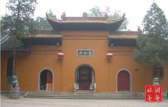 中门上题"灵谷胜境",两侧偏门各书"松声","泉涛".