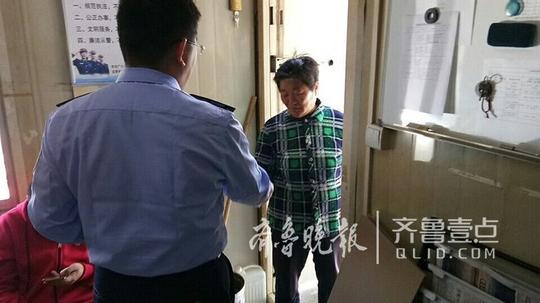 泰安一市民因没钱坐公交车求助交警垫钱送回家