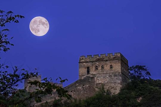 回眸金山岭长城明月夜:摄影人追风逐月的天堂