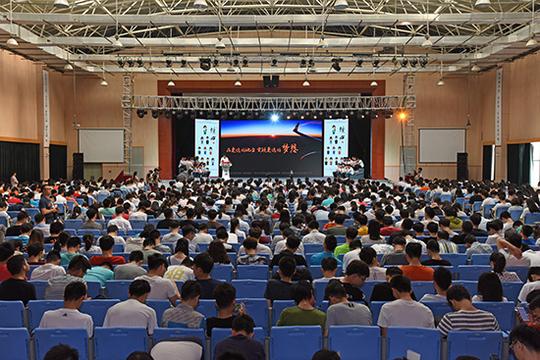 主题为倾心的武汉临空港经济技术开发区百万大学生留汉创业就业