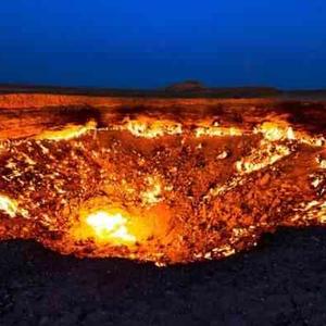 火山喷出物堆积形成的环形坑