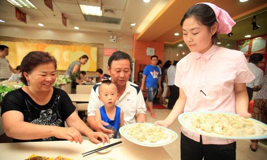 如何做小生意包饺子(东北大妈靠水饺店月入10万)