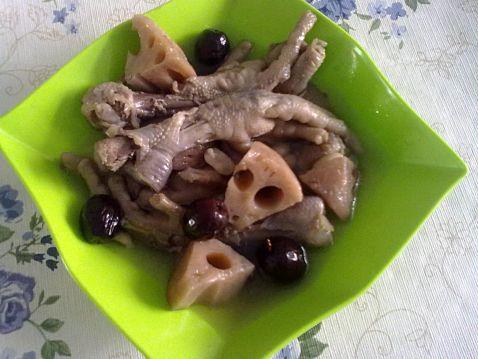 花生煲鸡脚汤的做法