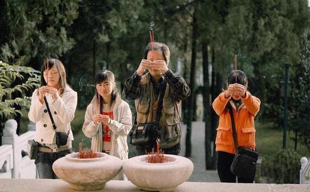 烧香拜佛祈福的句子?-语录网